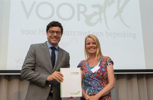 Wethouder Karsten Klein neemt onderzoeksrapport in ontvangst uit handen van Margreet Roemeling van Stichting Voorall. Foto: Henriëtte Guest.