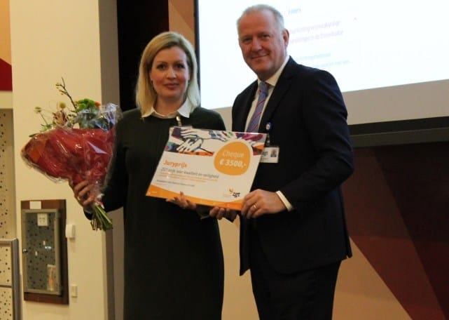 Winnaar Anne Bilman, unithoofd PAAZ en Ton Ruikes, voorzitter Raad van Bestuur bij de uitreiking van de K&V prijs in ZGT.