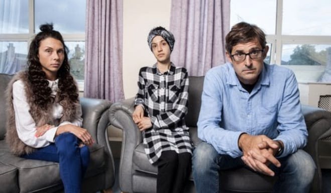 Louis Theroux met anorexiapatiënten Rosie (l) en Ifsana