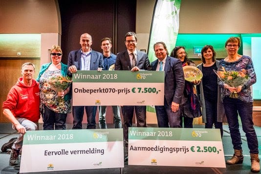 Links: Running Blind, winnaars van de eervolle vermelden. Midden: Arend de Kloet, Pascal van der Krogt en wethouder Karsten Klein. Rechts: drie betrokkenen van de Biesieklette en mevrouw Henny Bakker Kemp, winnaars van de aanmoedigingsprijs. Foto: Valerie Kuypers