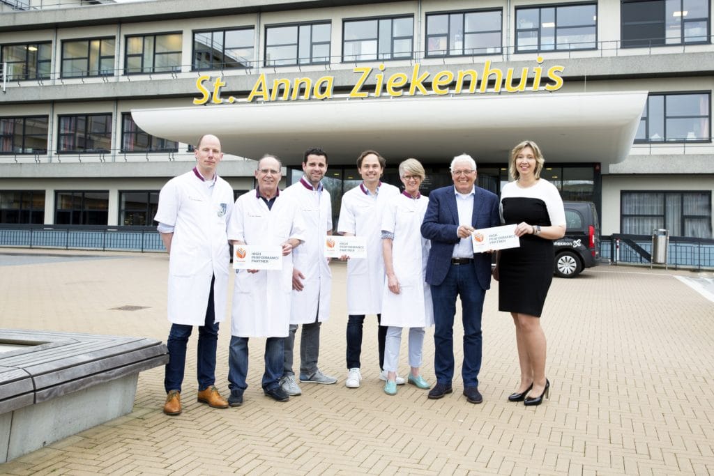 TeamNL chefarts Cees-Rein van den Hoogenband reikt een plaquette van NOC*NSF uit als erkenning voor geleverde sportmedische zorg door medisch specialisten van de vakgroepen longgeneeskunde, radiologie en orthopedie van het St. Anna Ziekenhuis.