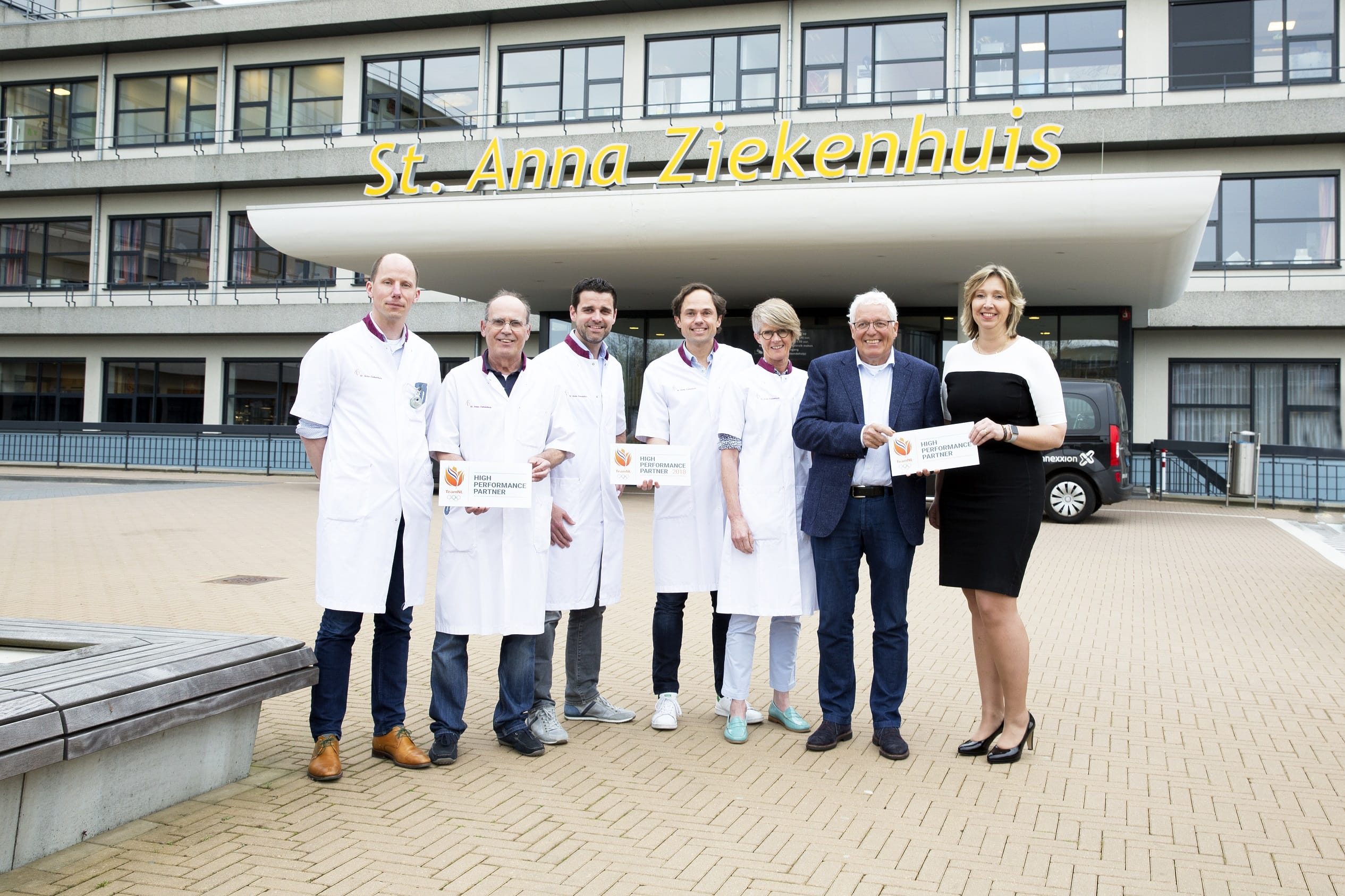 TeamNL chefarts Cees-Rein van den Hoogenband reikt een plaquette van NOC*NSF uit als erkenning voor geleverde sportmedische zorg door medisch specialisten van de vakgroepen longgeneeskunde, radiologie en orthopedie van het St. Anna Ziekenhuis.