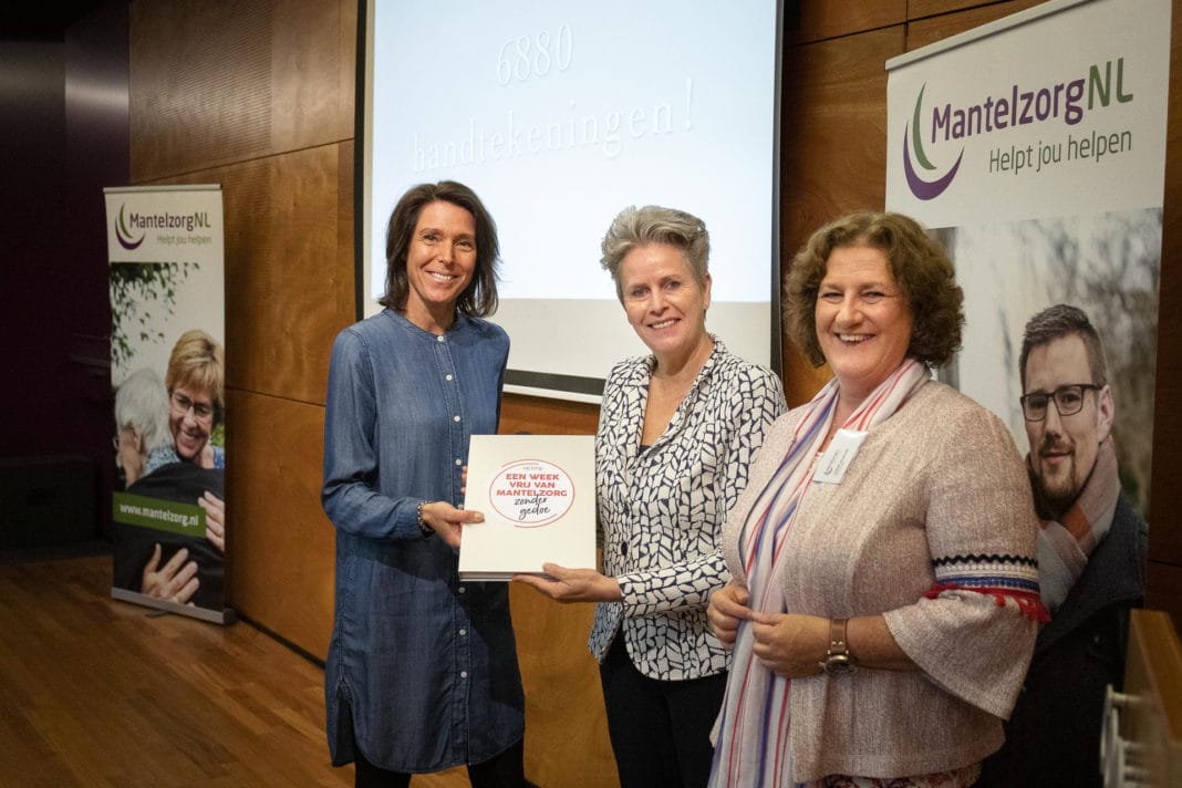 V.l.n.r. Marjo Wolters, Marketingmanager Margriet, Clémence Ross, Rijspijtaanjager, Liesbeth Hoogendijk, Directeur MantelzorgNL. Fotograaf: Jeroen van Heijningen.