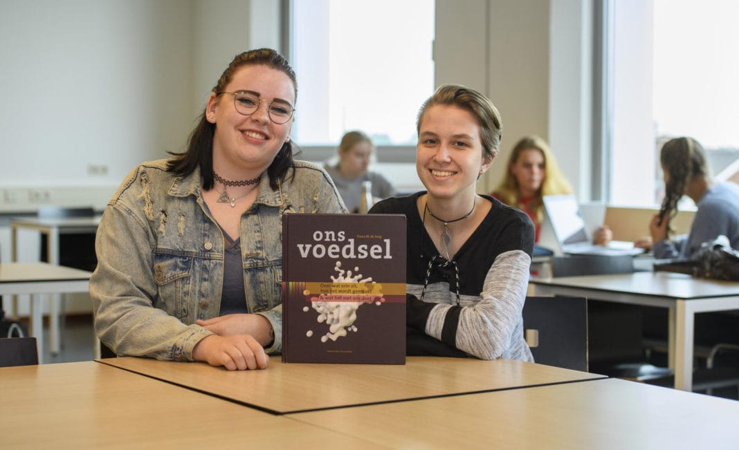 Nieuwe opleiding Vakexpert Voeding & Kwaliteit bij ROC Midden Nederland, Studenten Suzanne van Drunen (links op foto) en Sterre Smit