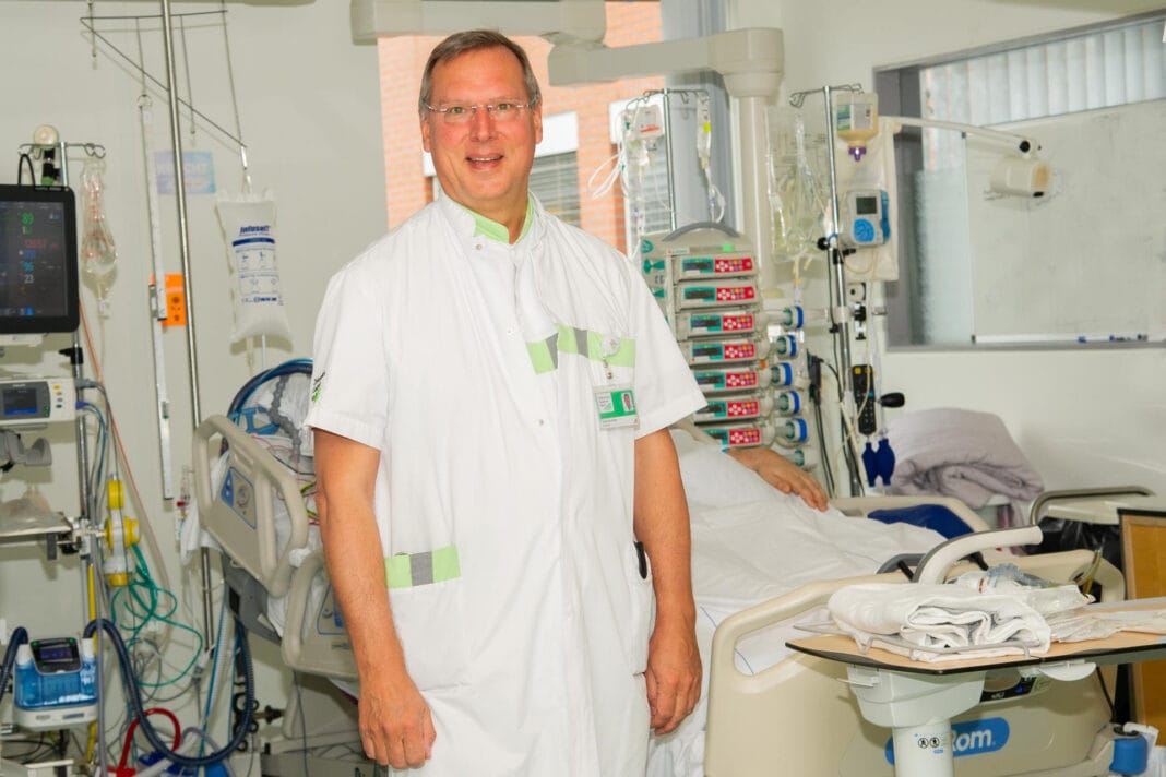 Foto: Internist-intensivist en buitengewoon hoogleraar prof.dr. Arthur van Zanten op de Intensive Care van Ziekenhuis Gelderse Vallei. (foto: ZGV, Ernst-Jan Brouwer).