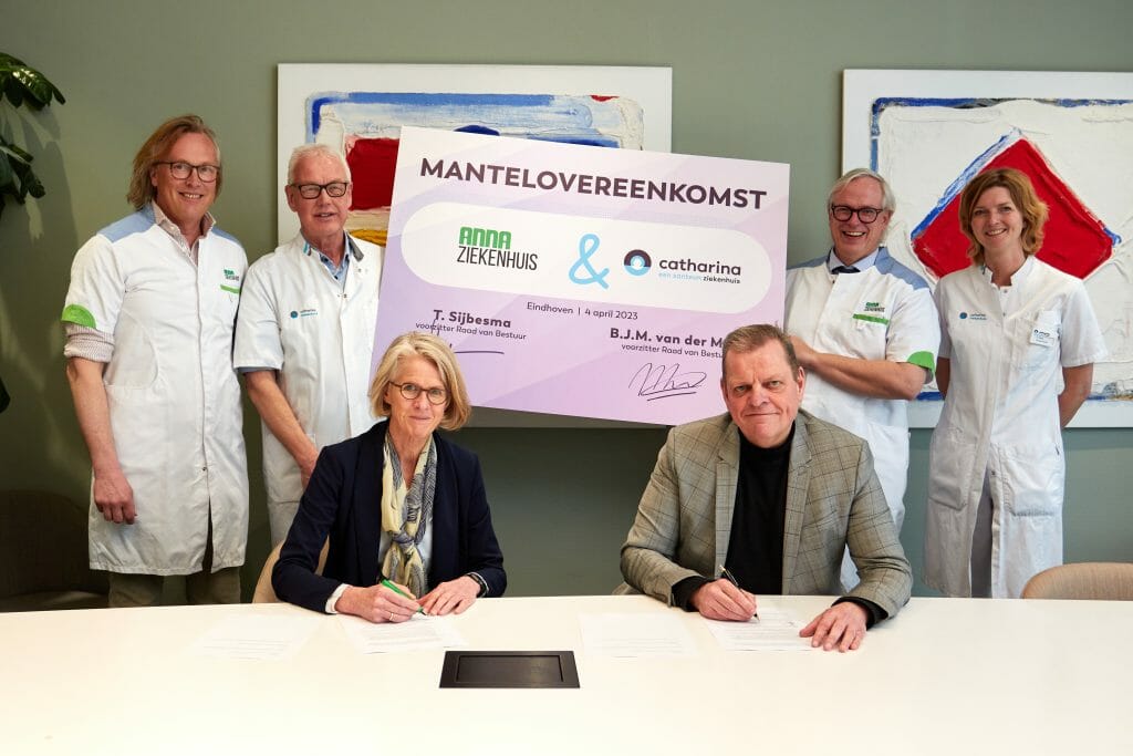 Op de foto aan tafel, vlnr:Piet Hoek, Jan-Pieter Schouten, Thea Sijbesma , Nardo van der Meer, Janko de Jonge, Viviane Dietz.