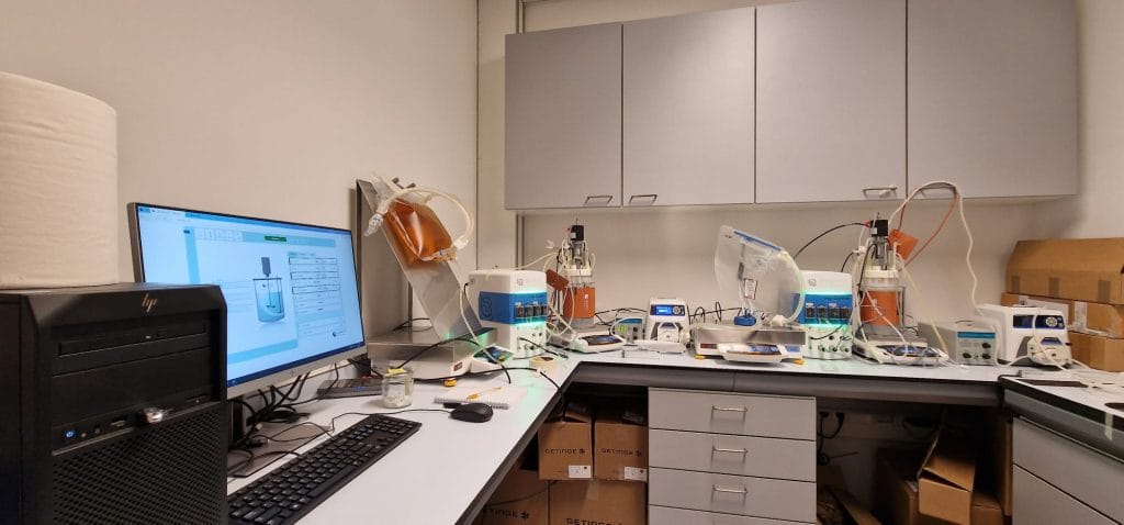De proefopstelling naast een bioreactor vol gekweekt bloed