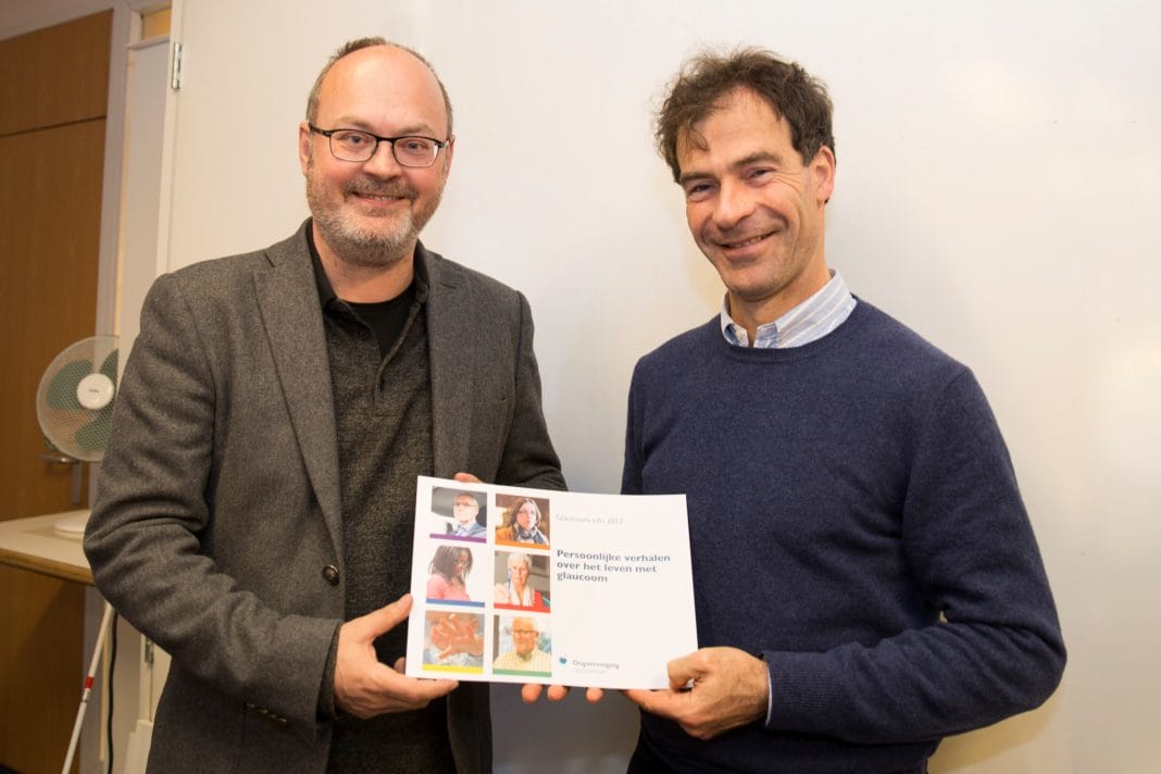 Onderschrift foto: Het eerste exemplaar van Glaucoom.info wordt uitgereikt aan prof. Lemij.