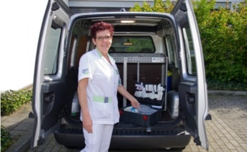 Gespecialiseerd verpleegkundige oncologie Irma Selman bij de Oncocar