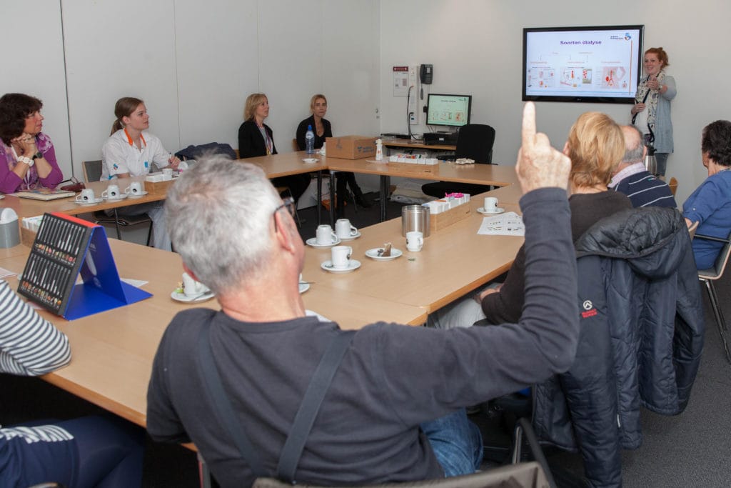 groepsvoorlichting dialyse, Martien van Baardwijk - Schenk, patiënten De voorlichting in groepen levert veel tijdwinst op en zorgt ervoor dat deelnemers zien en voelen dat ze 'niet de enige zijn'. Foto Frederike Slieker