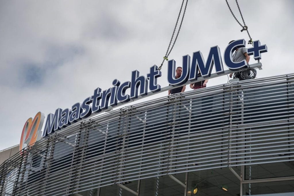 Op zaterdag 17 juni werd het logo van het Maastricht UMC+ bevestigd boven de hoofdingang van het hoofdgebouw.