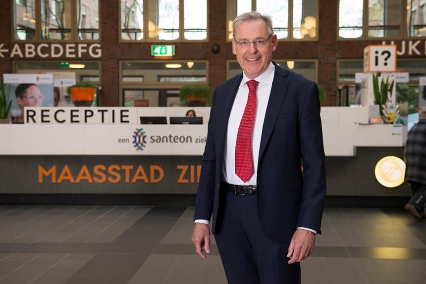 Foto: Johan Dorresteijn in de centrale hal van het Maasstad Ziekenhuis