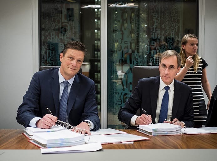 Henk Valk, CEO Philips Benelux en Laurens van der Tang, CEO VitalHealth tekenen voor overname