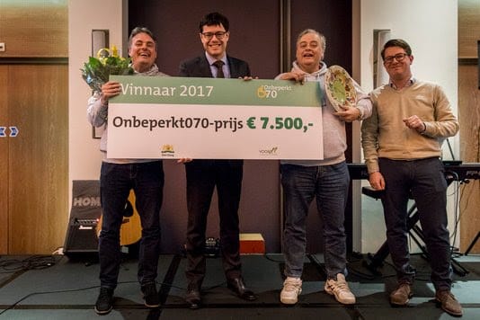 Fotobijschrift: Uitreiking Onbeperkt070-prijs 2017 v.l.n.r. Arnout Verzijl, Karsten Klein, winnaar en voorzitter Stichting Haagse Sportstimulering voor Gehandicapten Hans Willink en juryvoorzitter en directeur Studeren en Werken op Maat Bart de Bart. Foto: Valerie Kuypers.