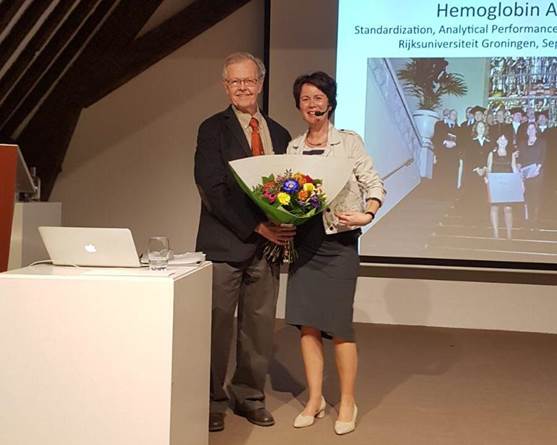 Erna Lenters-Westra (rechts) ontvangt de Westgard Award uit handen van Dr. James O. Westgard.