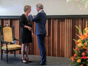 Iet van Albada krijgt de koninklijke onderscheiding opgespeld door burgemeester Lucas Bolsius van Amersfoort.