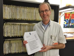   Foto: Internist dr. Eric van Bommel met de ministeriële brief waarin zijn RPF-polikliniek in 2015 is erkend als nationaal expertisecentrum.