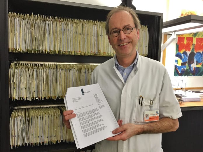 eTwYBIw2uLjpg Foto: Internist dr. Eric van Bommel met de ministeriële brief waarin zijn RPF-polikliniek in 2015 is erkend als nationaal expertisecentrum.