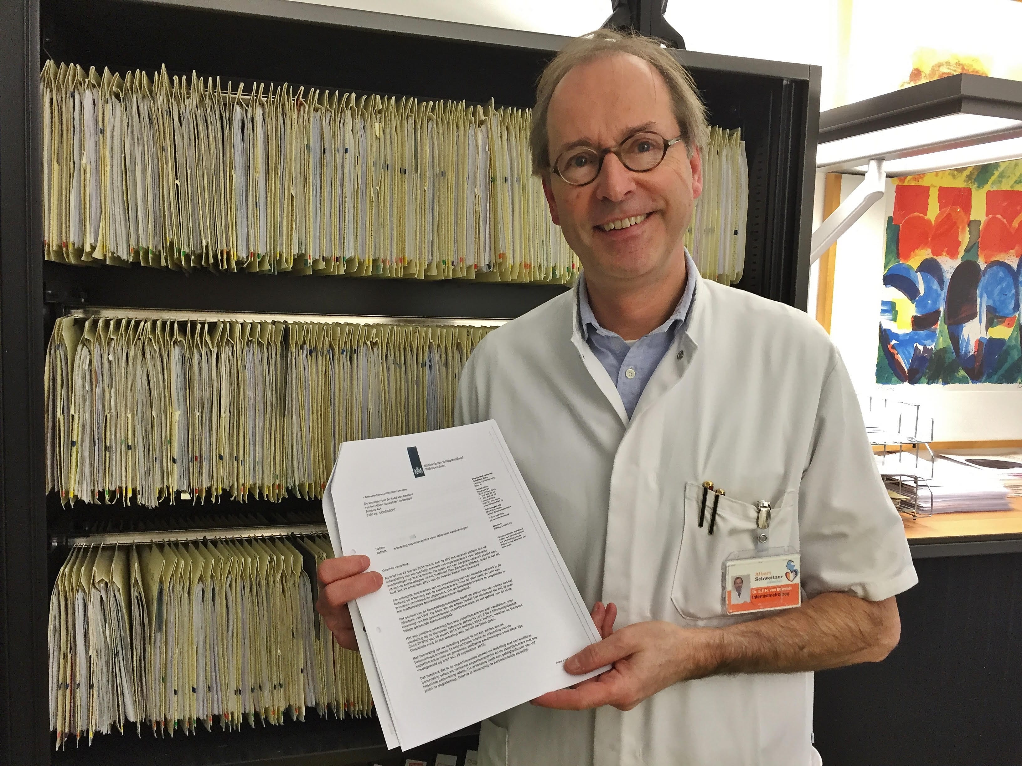 Foto: Internist dr. Eric van Bommel met de ministeriële brief waarin zijn RPF-polikliniek in 2015 is erkend als nationaal expertisecentrum.