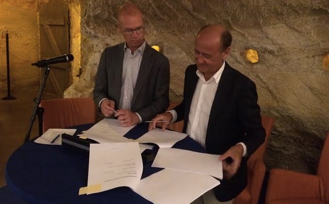 Bestuurders Harjan van Dam (Certe) en Ate van der Zee (UMCG) ondertekenen de samenwerkingsovereenkomst