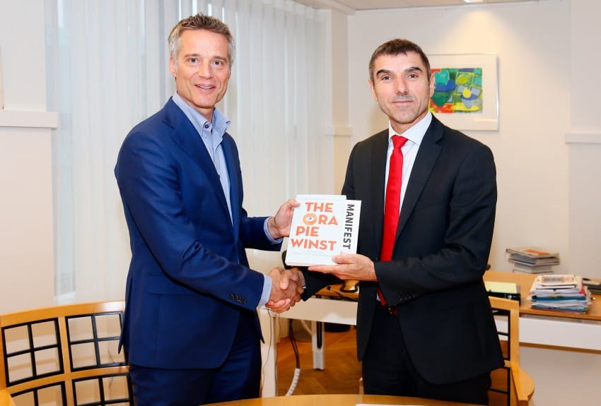 Marc Verbraak (P3NL) overhandigt staatsecretaris het boek. Foto: Roy Borghouts