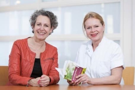 Overhandiging aan dr. Ilse Jannink, oncologisch chirurg, mammapoli Hagaziekenhuis