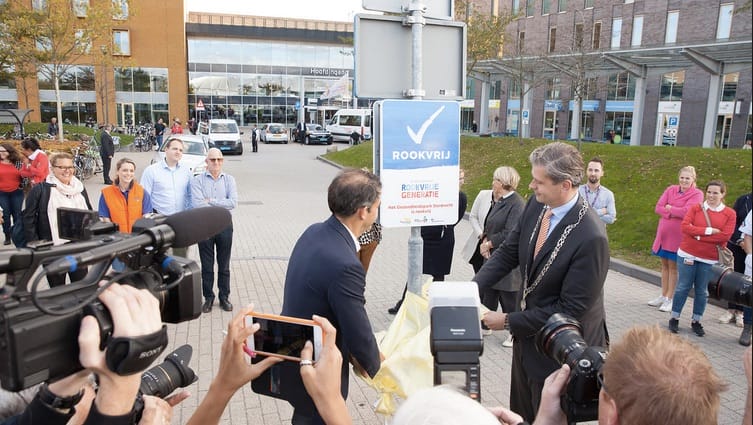 Bestuursvoorzitter Peter van der Meer en burgemeester Wouter Kolff verklaren het Gezondheidspark officieel rookvrij.