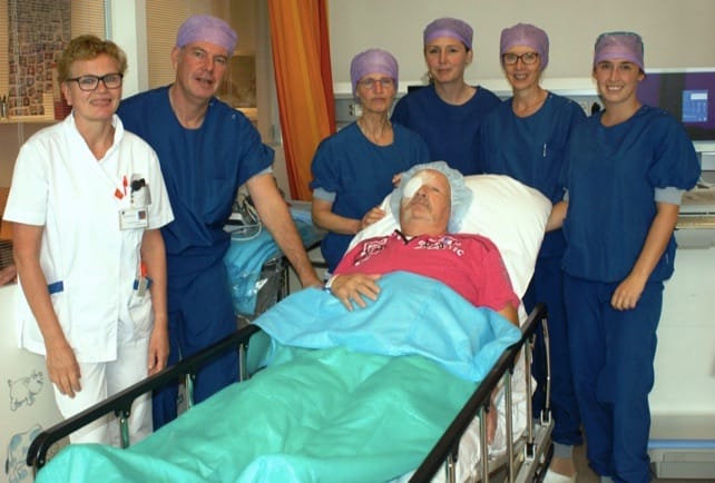 Foto (Saxenburgh Groep): De heer Boxem uit Klazienaveen heeft de 1000e staaroperatie ondergaan, uitgevoerd door oogarts Tyl ((2e van links).
