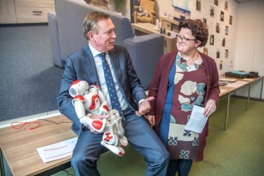 Bruno Bruins, minister voor Medische Zorg en Sport (links) zal de Openingsmanifestatie op 21 januari officieel van start laten gaan. Foto: VWS.