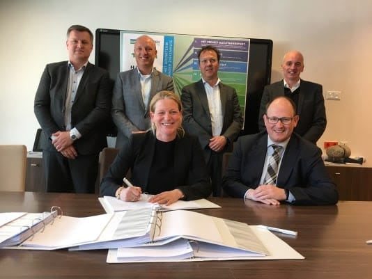 Voor, van links naar rechts:Ymke Fokma namens raad van bestuur Dijklander ZiekenhuisJoost Willems, partner ptg advies Achter, van links naar rechtsEric Gijsbertsen, directeur BAM Bouw en Techniek – Regio NoordwestNiels Doodeman, directeur Heddes Bouw & OntwikkelingThomas Barbian, directeur Ingenieursburo LinssenRoelof Gortemaker, directeur Gortemaker Algra Feenstra architects