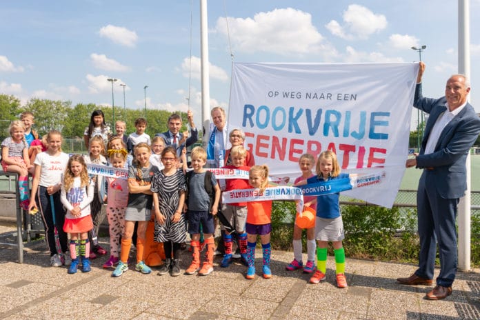 Fotobijschrift: v.l.n.r. Staatssecretaris van Volksgezondheid, Welzijn en Sport Paul Blokhuis, directeur van het Longfonds, namens Alliantie Nederland Rookvrij, Michael Rutgers, wethouder Delft Wonen WMO en Sport Karin Schrederhof en voorzitter Ring Pass, Peter van Haagen en kinderen van vereniging Ring Pass in Delft. Fotograaf: Xander Mouthaan