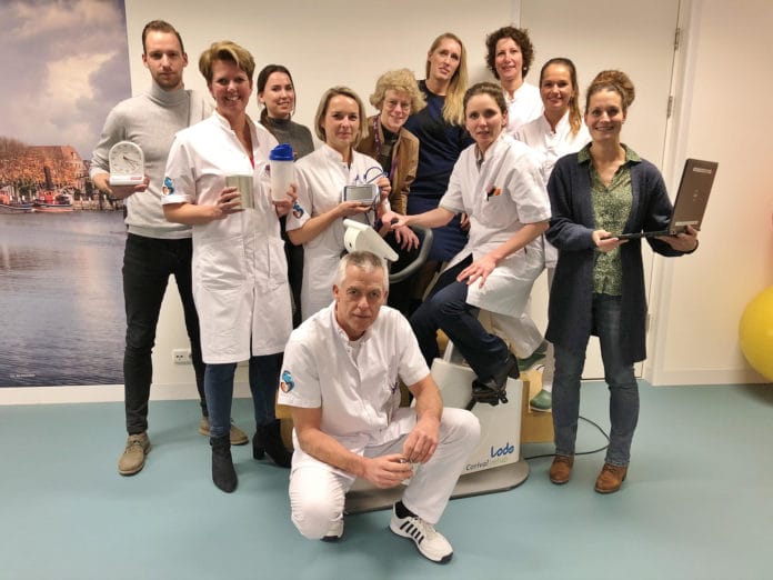 Longchirurg Geertruid Marres (op trainingsfiets) te midden van een aantal collega’s die betrokken zijn bij het begeleiden van de patiënten voor de operatie