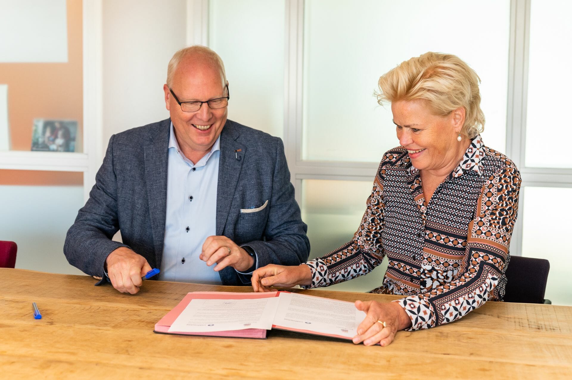 Foto tekenmoment: Freek Korver, bestuurder Bernhoven en Geranne Engwirda, Lid Raad van Bestuur Catharina Ziekenhuis