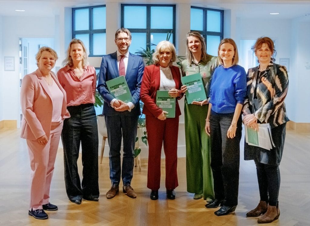 Vlnr: Judith Huirne, Astrid Vollebregt, minister Van Weyenberg, minister Dijkstra, Emma Lok, Aida Bilajbegovic, Georgette Mentink